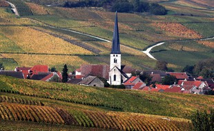 Un village français, dans les vignes.