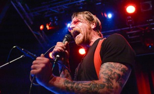 Jesse Hughes, chanteur et guitariste du groupe "Eagles of Death Metal", en concert le 13 février 2016 à Stockholm