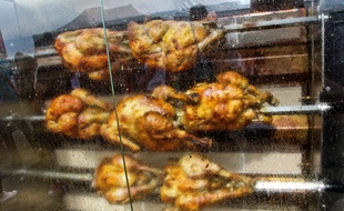 Acheter un poulet rôti pour aider les étudiants, c'est ce que propose un resto bordelais.