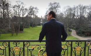 François Hollande au balcon de son bureau à l'Elysée