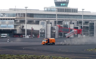 Le tarmac de l'aéroport de La Palma est recouvert de cendres après une nouvelle éruption du Volcan Cumbre Vieja, jeudi 7 octobre.
