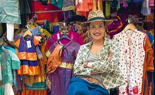 Cristina Cordula en chino au passage Brady à Paris. (extrait du livre «Style & Allures», éditions Larousse, 25 euros.)