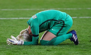 Kiedrzynek, la gardienne du PSG, en larmes après avoir manqué son pénalty contre Lyon en finale de Ligue des champions.