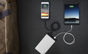 Avec 15000 mAH, la PowerStation 8x de Mophie peut recharger jusqu'à 8 smartphones.