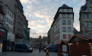 La rue des Grandes Arcades, fermée dans le centre de Strasbourg ce mercredi matin, pour permettre l'intervention de la police scientifique au lendemain des fusillades à Strasbourg.