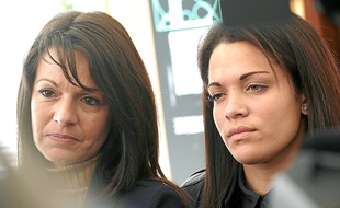 Sophie Serrano et sa fille non biologique Manon (à droite), mardi à Grasse.