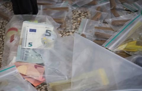 Deux dealers brûlent l’argent et la drogue pour éviter une saisie