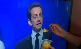 Nicolas Sarkozy «nourri» au Flanby, le 6 mai 2012.