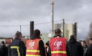 Deux offres de reprise de la raffinerie Petroplus de Petit-Couronne (Seine-Maritime) ont été déposées mardi devant le tribunal de commerce de Rouen qui s'est donné jusqu'au 24 août pour en recevoir éventuellement d'autres, a-t-on appris de source syndicale.
