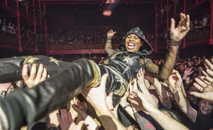 La chanteuse de Skunk Anansie, Skin, est une adepte de slams d'anthologie dans la fosse, comme ici en février 2016 à Bruxelles.