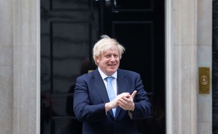 Boris Johnson devant le 10 Downing Street à Londres, le 21 mai 2020.