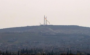 Un drapeau des Unités de protection du peuple kurde (YPG) flotte sur Kobané, en Syrie, le 26 janvier 2015