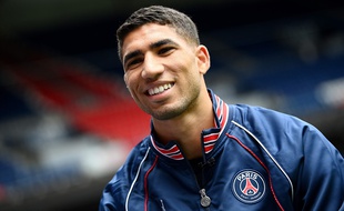 Achraf Hakimi face à la presse au Parc des Princes, le 8 juillet 2021.