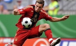 Les Allemands écourtent affectueusement les noms à rallonge de Podolski ("Prinz Poldi") et Schweinsteiger ("Schweini", sachant que "Schwein" signifie "porc"...).