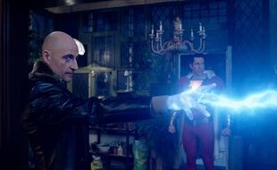 Mark Strong et Zachary Levi dans Shazam de David F. Sandberg
