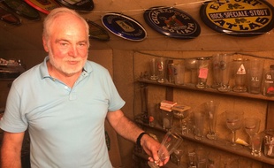 José collectionne les verres à bière dans son grenier depuis plus de trente ans.