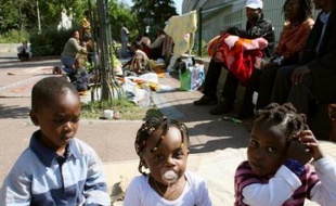 Les quatre personnes interpellées et placées en garde à vue à Aubervilliers (Seine-Saint-Denis) dans la nuit de vendredi à samedi alors que la police tentait de déloger les squatteurs, ont été remises en liberté samedi, a-t-on appris auprès de l'association Droits au Logement (DAL).