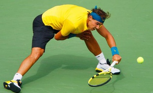 Rafael Nadal peine à retourner la balle contre Juan Martin Del Potro lors de la demi-finale de l'US Open, à New York, le 13 septembre 2009.