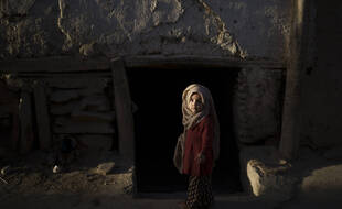 Une jeune fille afghane joue devant sa maison à Kaboul, en Afghanistan, le mercredi 15 septembre 2021.