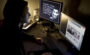 Le groupe de pirates informatiques Anonymous s'en est pris vendredi brièvement au site internet de l'Elysée, dans ce qui semblait être un acte de représailles lié à la fermeture de Megaupload.com, selon des images qui circulaient encore sur la Toile dans la soirée.