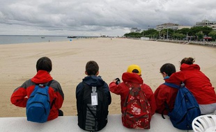 Des enfants en vacances sur la plage d'Arcachon, en juillet 2012