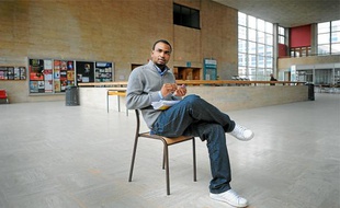 Mouctar Bah, hier au Patio, ignore s'il pourra travailler en France après la fin de ses études.