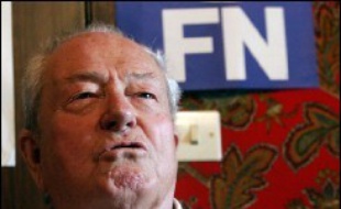 Le président du Front national Jean-Marie Le Pen a suspendu cette semaine de ses fonctions Christian Baeckeroot, membre du bureau politique et farouche opposant de Marine Le Pen, a-t-on appris jeudi de sources concordantes.