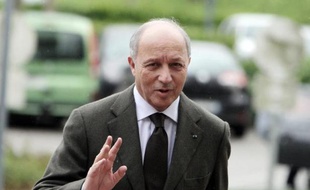 Laurent Fabius arrive pour voter au premier tour des élections municipales au Grand-Quevilly le 23 mars 2014