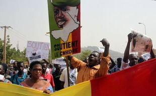 Le chef de l'Etat intérimaire du Mali, le président de l'Assemblée Dioncounda Traoré, s'activait mercredi, à la veille de son investiture, pour préparer la transition dont la première mission sera de résoudre la crise au Nord, désormais sous la loi de groupes armés.