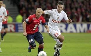 Le lillois Florent Balmont à la lutte avec le monegasque Jeremy Toulalan lors du match Lille - Monaco.