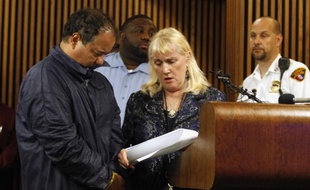 Ariel Castro parle avec son avocate, Kathleen DeMetz.