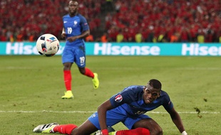 Paul Pogba au sol lors de France-Albanie le 15 juin 2016.