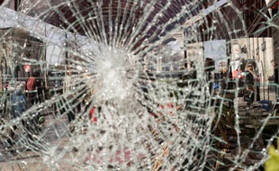 Une vitrine dégradée à Paris.