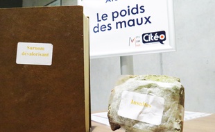 L'atelier «Le poids des maux» permet de sensibiliser les élèves au poids des mots et à leur incidence.