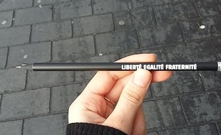 Les crayons distribués aux bouches du métro toulousain ce 7 janvier