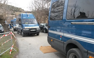 Les gendarmes arrivent à la maison des jeunes de la Seyne où les secours vont accueuillir les familles des victimes du crash
