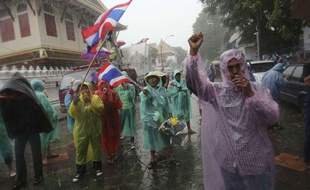 Mardi 26 novembre, des manifestants ont protesté devant le ministère de l'Intérieur contre le gouvernement en Thaïlande.