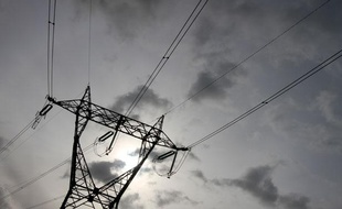 La centrale nucléaire EDF de production d’électricité de Gravelines. Intérieur. Pylône haute tension.