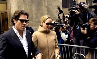 Uma Thurman à la sortie du tribunal, le 6 mai 2008