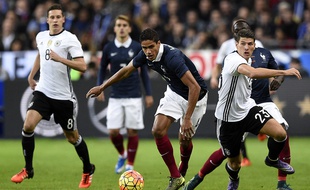 Le défenseur de l'équipe de France Raphaël Varane, le 13 novembre 2015 contre l'Allemagne au Stade de France.