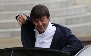 Nicolas Hulot, ministre de la Transition écologique arrive dans la cour de l'Elysée pour son premier Conseil des ministres (et sans cravate).