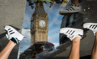 Le reflet de Big Ben dans une flaque d'eau.