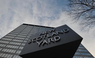 Le logo de Scotland Yard devant le quartier général de la Metropolitan Police, le 11 janvier 2013 à Londres
