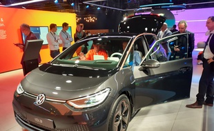 La voiture électrique est partout au Salon de Francfort, à l’instar de cette ID.3 sur le stand Volkswagen.