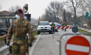 Des soldats à un barrage à Vo Vecchio, l'une des villes cantonnées dans le nord de l'Italie depuis samedi 22 février 2020.