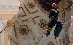 Un secouriste inspecte l'église Duomo après le séisme qui a détruit une partie de la ville d'Aquila, Italie, le 8 avril 2009.
>> Les images du tremblement de terre aux Abruzzes ici >>