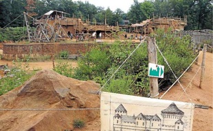 A Guédelon, on en rajoute au schmilblick en construisant un château fort médiéval avec les techniques de l'époque.