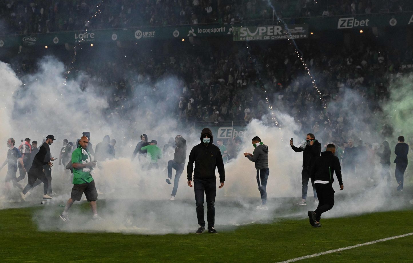 Des supporteurs de Saint-Etienne envahissent le terrain après la défaite de l'ASSE contre l'AJ Auxerre le 29 mai 2022. Jean-Philippe Ksiazek