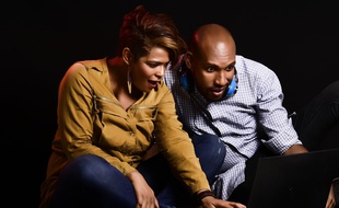 Un couple regardant un ordinateur.