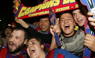 Les supporters du FC Barcelone, fêtant le titre de leur équipe, acquis sans jouer, samedi 16 mai 2009.
